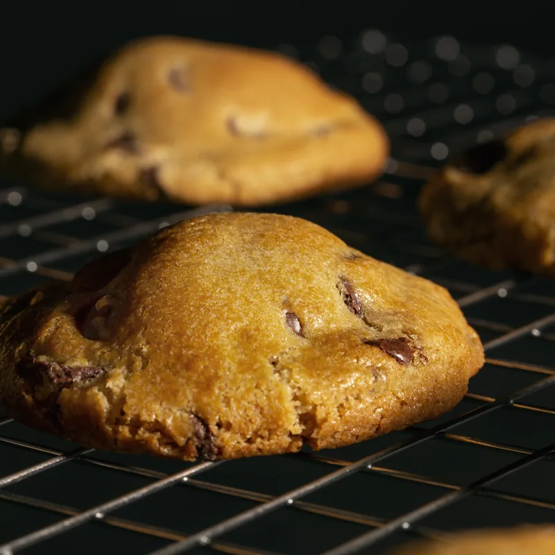 Cookies Choco Rain saindo do forno na grade