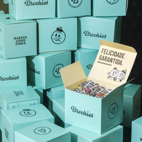 Caixas da Brookies empilhadas com o recado Felicidade garantida