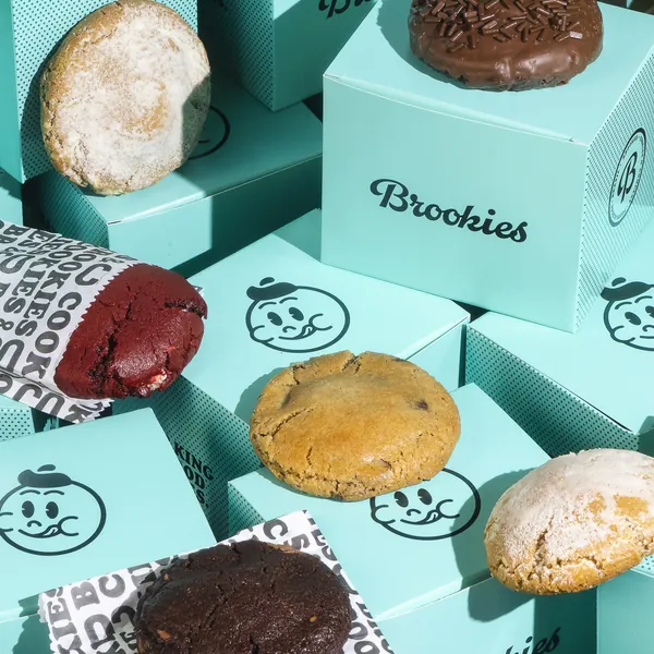 Cookies de vários sabores sobre as caixas da marca