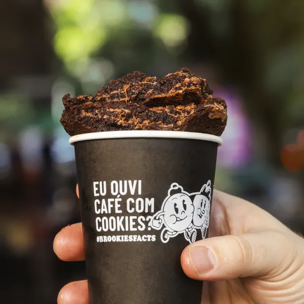 Cookie equilibrado sobre o copo de café