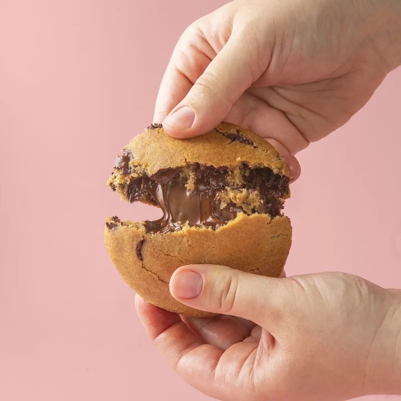 Cookie de Nutella partido ao meio