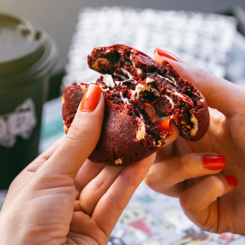 Cookie Red Velvet aberto, vermelho por dentro
